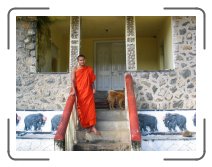 UM-ringreis1351 * A buddhist monk at temple gates near  Ella * 2180 x 1635 * (1.46MB)